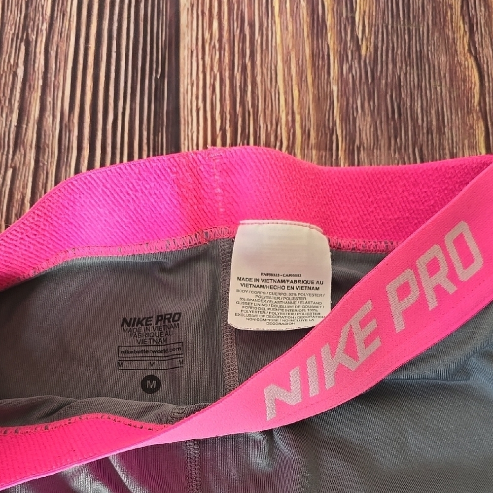 Nike Kids Capri Leggings in Gray with Pink Band Sz Med. - Picture 2 of 3
